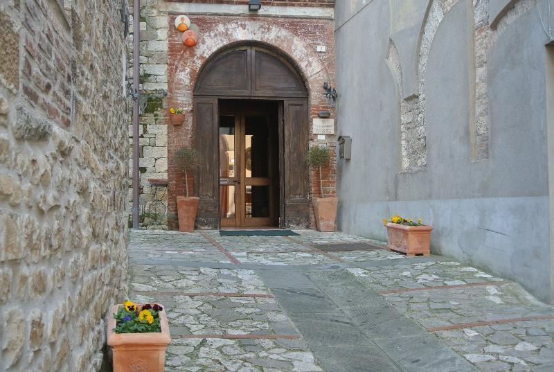 Monastero Ss. Annunziata Hotel Todi Eksteriør billede The entrance of the church of San Pietro