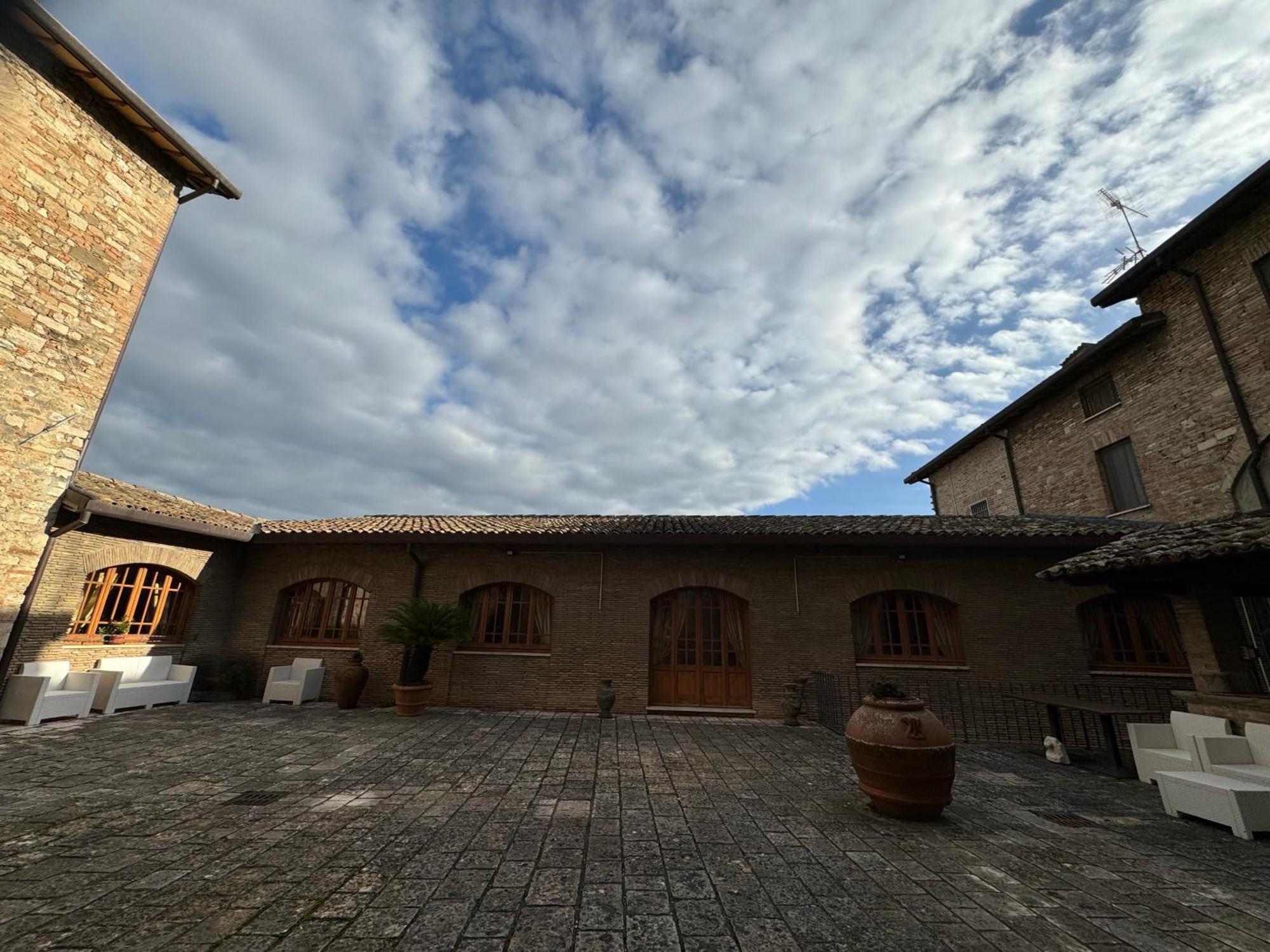 Monastero Ss. Annunziata Hotel Todi Eksteriør billede The courtyard of the museum