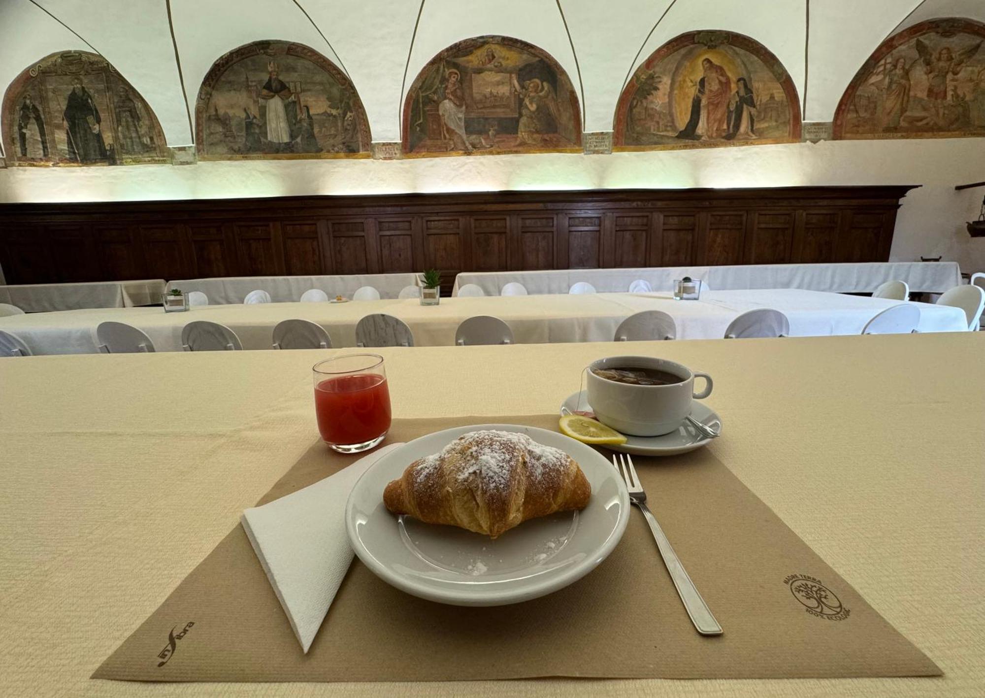 Monastero Ss. Annunziata Hotel Todi Eksteriør billede Breakfast at the Caffè Greco