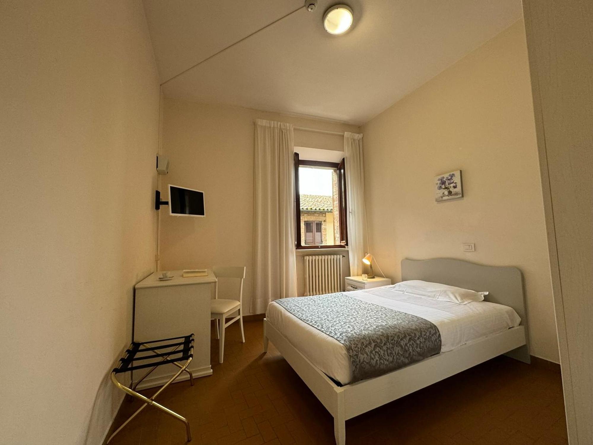 Monastero Ss. Annunziata Hotel Todi Eksteriør billede A room at the hostel