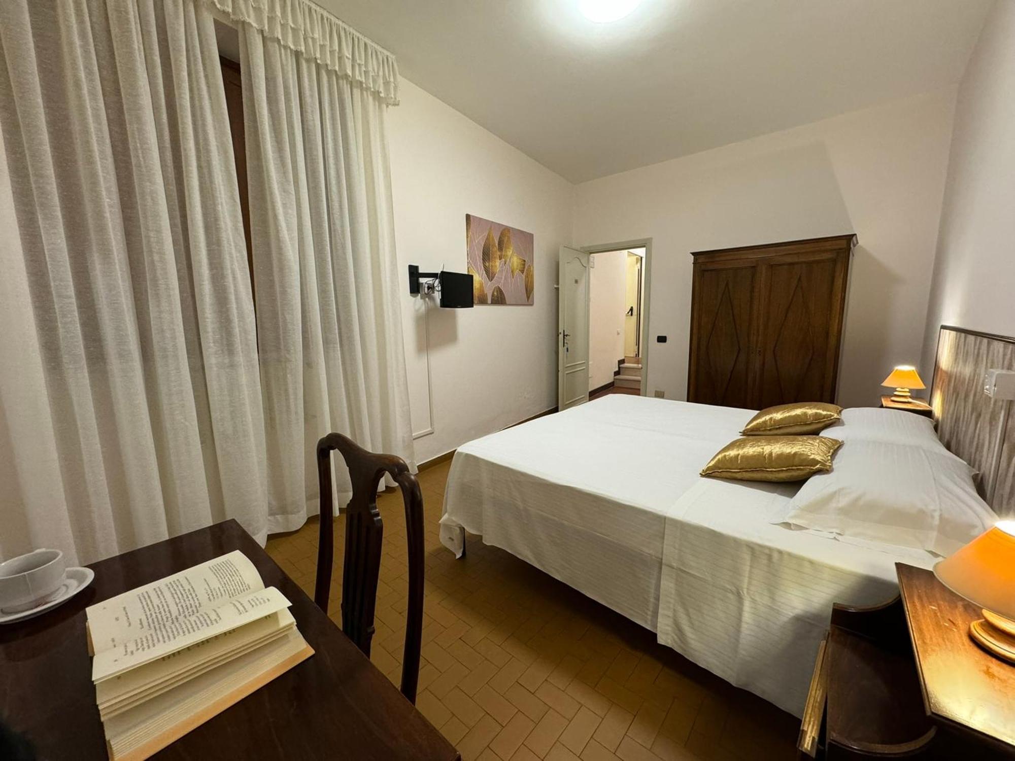 Monastero Ss. Annunziata Hotel Todi Værelse billede A bedroom in Italy